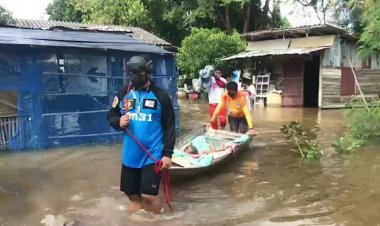 นาทีชีวิต ! กู้ภัยนำเรือท้องแบนเร่งอพยพผู้ป่วยติดเตียง หลังน้ำมูลล้นตลิ่งท่วมบ้านสูงกว่า 1 เมตร